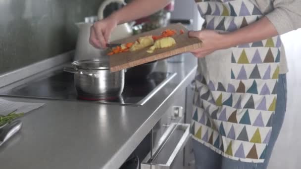 Vaření Vegan polévka doma - Záběry, video