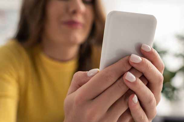 Вибірковий фокус залежної жінки за допомогою смартфона вдома
 - Фото, зображення