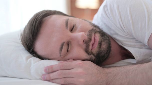 Close up de Peaceful barba jovem dormindo na cama
  - Foto, Imagem