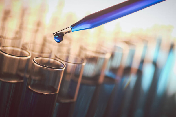 Pipette über Labor-Reagenzglas im Rack fallen Probe Chemikalie für Wissenschaftsexperiment im Labor - Foto, Bild