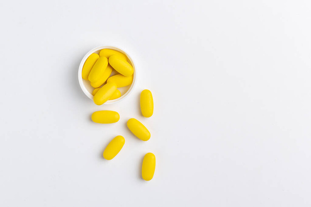 píldoras amarillas aisladas sobre fondo blanco - Foto, Imagen