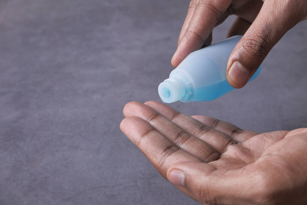 mãos homem usando lavar mão desinfetante dispensador de gel
 - Foto, Imagem