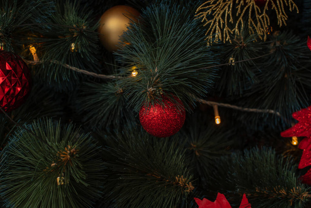 Weihnachtsbaum. Weihnachtsbaum Hintergrund. Schön dekorierte Weihnachten. Ferienkonzept. Neujahr. Rote Dekoration am Weihnachtsbaum. - Foto, Bild