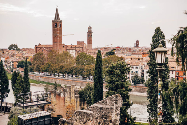 Näkymä kaupunkiin ja Adige-joelle kohteesta Castel San Pietro, Verona
 - Valokuva, kuva