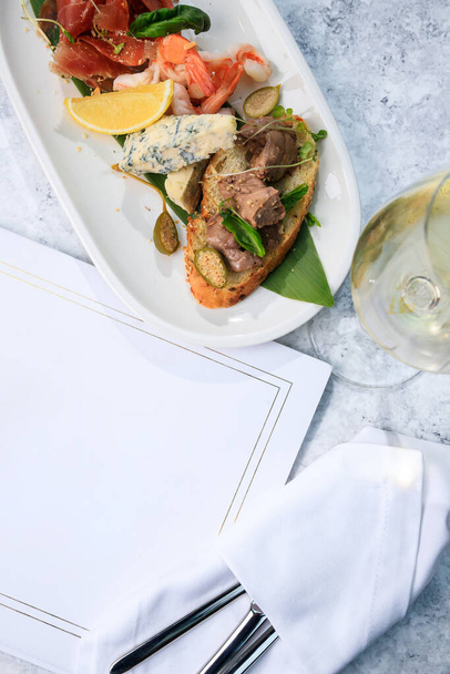 Şarap seti. Jambon, prosciutto, parmesan sosisi, dana eti ve bir bardak beyaz şarap. Metin için yer - Fotoğraf, Görsel