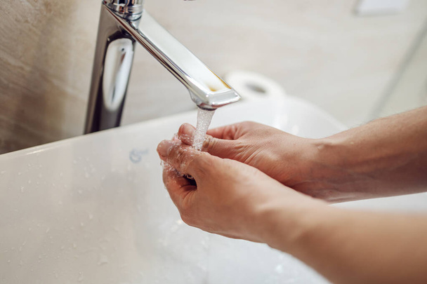 Buďte zodpovědní a umyjte si ruce. Mytí rukou v koupelně. Světová pandemie. - Fotografie, Obrázek