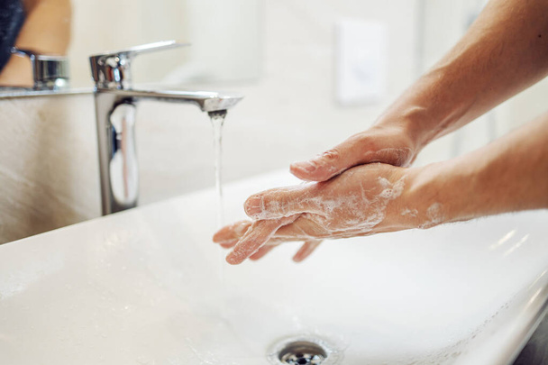 Миття рук з милом для профілактики коронавірусу, гігієна, щоб зупинити поширення коронавірусу
. - Фото, зображення