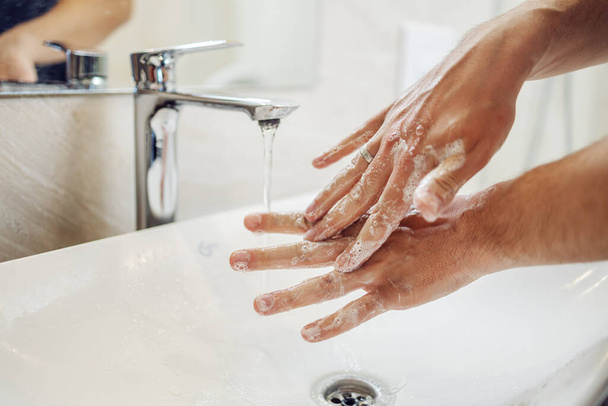 Lavarse las manos frotándose con jabón hombre para la prevención del virus corona, higiene para dejar de propagar coronavirus. - Foto, imagen