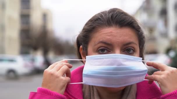 woman wearing virus protection mask - Video, Çekim