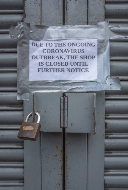 Μια πινακίδα έξω από ένα κατάστημα High Street λέει κλειστό λόγω του κεραυνού Outbreak - Φωτογραφία, εικόνα