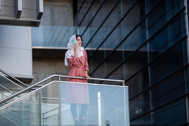 Junge Frau mit gemischter Rasse trägt Hidschab auf eingebauter Struktur  - Foto, Bild
