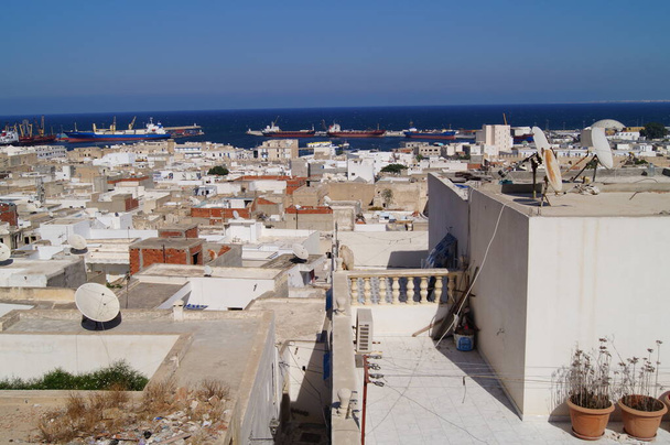 Arabskie domy mieszkańców nowoczesnej Tunezji. Widok na miasto. - Zdjęcie, obraz