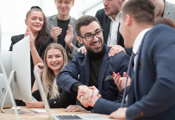 happy business colleagues shaking hands with each other. - Fotografie, Obrázek