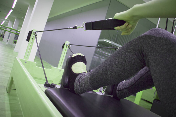 Mujer haciendo ejercicios de máquina de pilates
 - Foto, imagen
