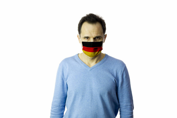 Mann mit medizinischer Maske. Isoliert. Coronavirus-Ausbruch in Europa. Globale Pandemie - Foto, Bild