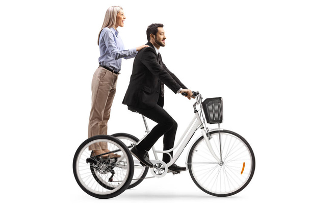Beyaz arka planda üç tekerlekli bisiklete binen erkek ve kadın. - Fotoğraf, Görsel