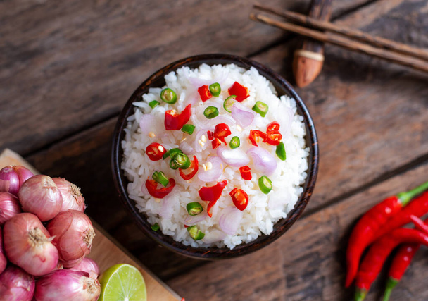 Ceja arroz picante comida asiática con verduras y picante sobre fondo de madera
 - Foto, Imagen