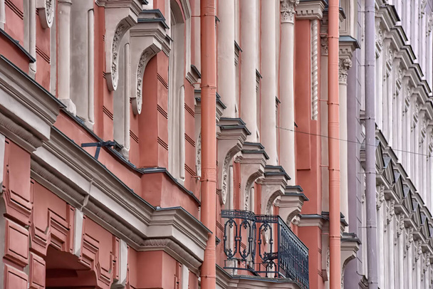 Rusland, St. Petersburg 01.04., 2020 zuilen en balkons van een oud huis in het centrum - Foto, afbeelding