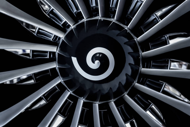 Turbinamotor. Modern repülési technológiák. Légi jármű sugárhajtómű részletezése karbantartás közben. - Fotó, kép