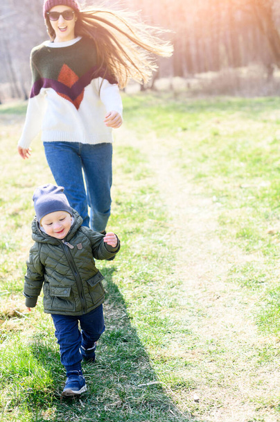 Mother and baby son spend time outdoors together - Foto, Bild