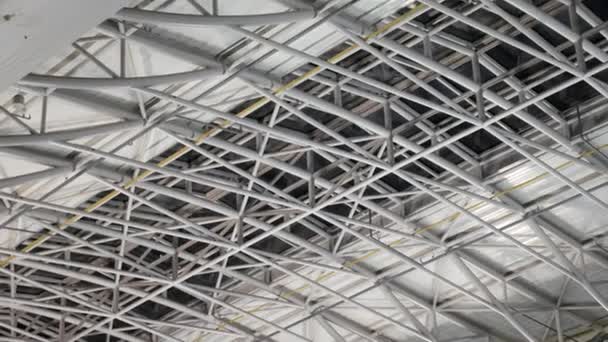 Duża konstrukcja dachu ze stali białej w magazynie - Materiał filmowy, wideo