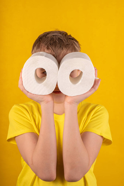 nastolatek przystojny chłopiec przechowywanie tkanki papier toaletowy - Zdjęcie, obraz