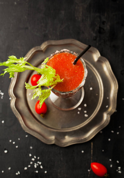 Smoothie de tomate-aipo com sal em um backgroun escuro
 - Foto, Imagem