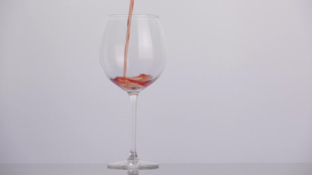 pours wine into a glass in slow motion - Materiaali, video