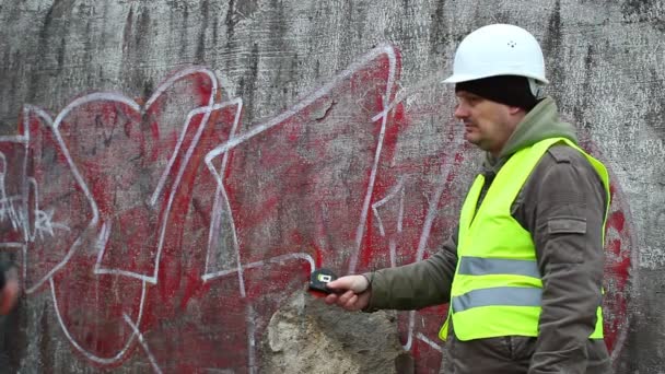 Mann mit Hammer in der Nähe alter Mauer Episode 3 - Filmmaterial, Video