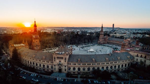 Aerial view of Plaza de Espana famous decoration with ceramic tiles, Seville (Sevilla), Andalusia, Spain.Sunset on Spain Square.Landmark square with a large water feature and ornate pavilion - Foto, imagen