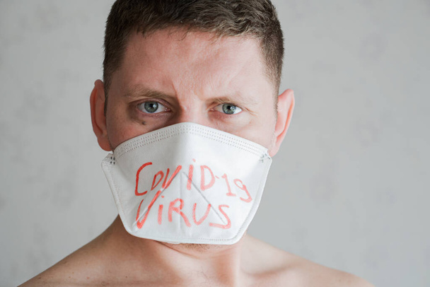 Hombre con máscara médica tosiendo, hombre enfermo, retrato, primer plano
 - Foto, imagen