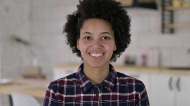 O retrato da mulher afro-americana sorrindo para a câmera
 - Foto, Imagem