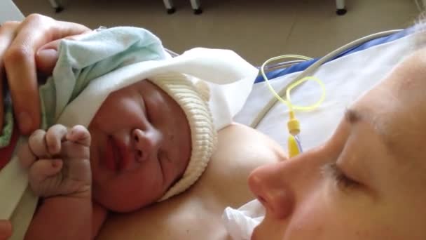 First cry of a newborn baby. Skin to the skin after birth with mother - Footage, Video