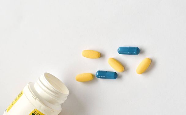 Medizin und Medizin, Tablettenpackung auf weißem Hintergrund - Foto, Bild