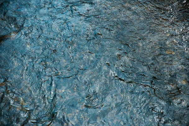 Azul oscuro, agua tormentosa de un río. textura o patrón para cuencas oscuras y piscinas
. - Foto, imagen