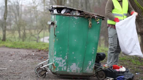 mężczyźni w pobliżu zatłoczone odpadów pojemniki odcinek 2 - Materiał filmowy, wideo
