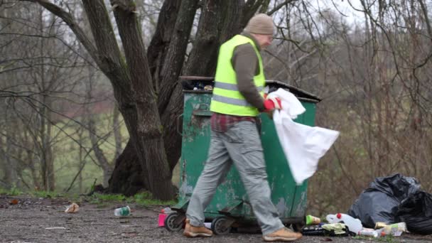 mężczyźni w pobliżu zatłoczone odpadów pojemniki odcinek 5 - Materiał filmowy, wideo