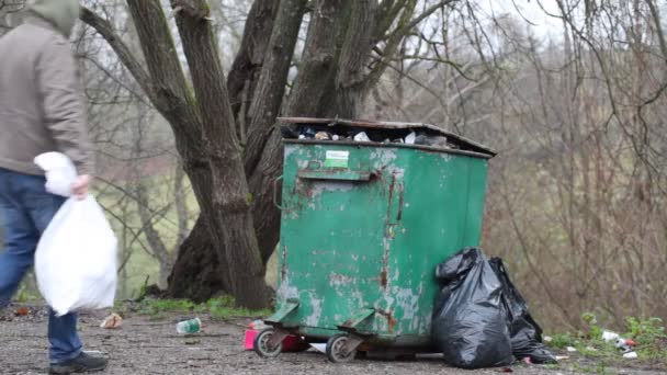mannen in de buurt van overvolle afval containers aflevering 7 - Video
