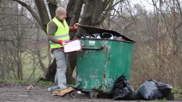 mężczyźni w pobliżu zatłoczone odpadów pojemniki odcinek 8 - Materiał filmowy, wideo