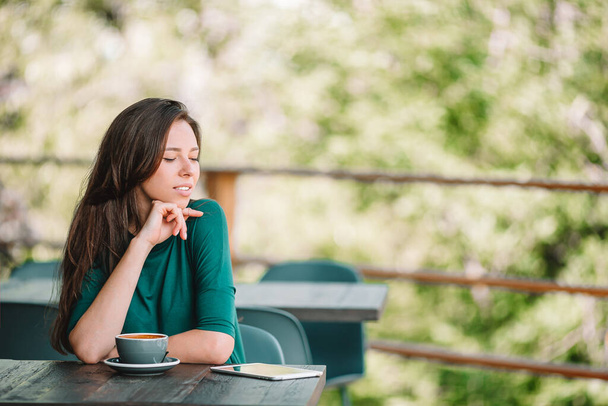 Krásná elegantní dívka se snídaní v venkovní kavárně. - Fotografie, Obrázek