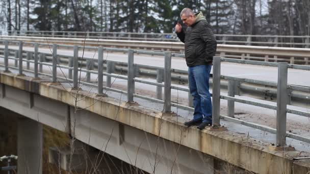 depressiver Mann auf der Brücke Folge 1 - Filmmaterial, Video
