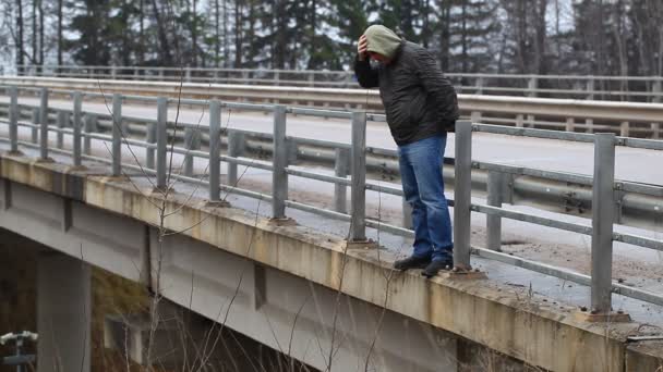 καταθλιπτική άνθρωπος στο γέφυρα επεισόδιο 2 - Πλάνα, βίντεο