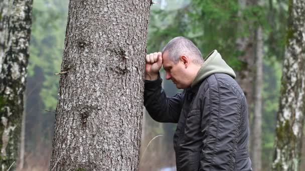 depressiver Mann lehnt sich an einen Baum Episode 2 - Filmmaterial, Video