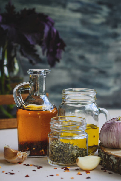 Knoblauch, Olivenöl, Petersilienflocken, getrocknete Paprika. - Foto, Bild
