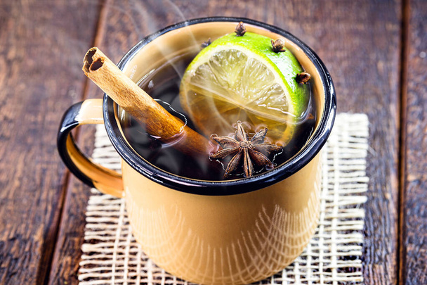 hot Brazilian wine, called "quentao", made with lemon, ginger, cinnamon sticks, drip or cachaca with anise or cloves. Typical Brazilian winter drink. - Photo, Image