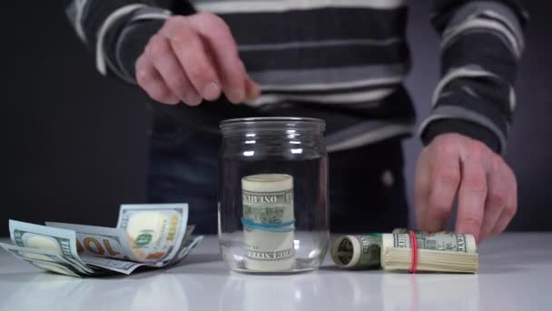 Dólares são fechados em um frasco secretado
 - Filmagem, Vídeo
