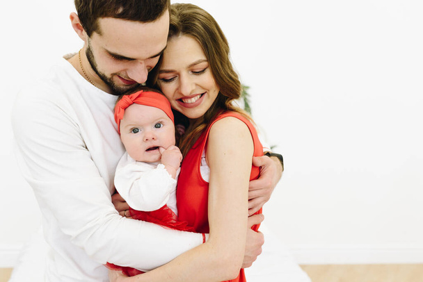 白人3人家族:母,父とかわいいです赤ちゃん娘とともにテキストのためのスペース - 写真・画像