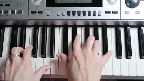 Κάτοψη των χεριών που παίζουν ηλεκτρικό πιάνο. Ο Virtuoso παίζει το όργανο. Κοντινό πλάνο - Πλάνα, βίντεο