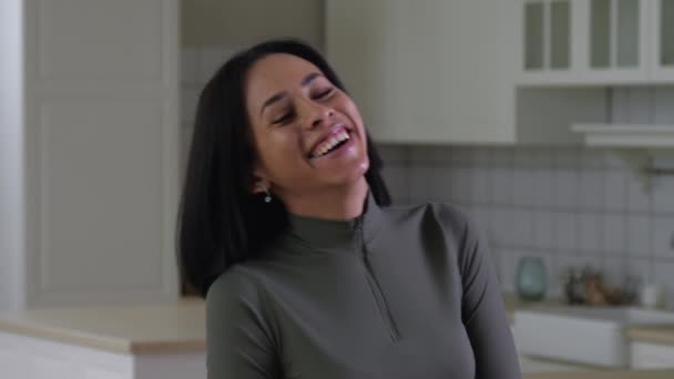 Щаслива чорна жінка сміється в приміщенні - Кадри, відео