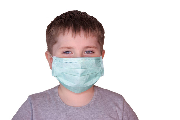 Chlapec v masce proti virům na bílém pozadí - Fotografie, Obrázek